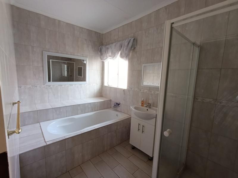 4 Bedroom Property for Sale in Middelburg Eastern Cape